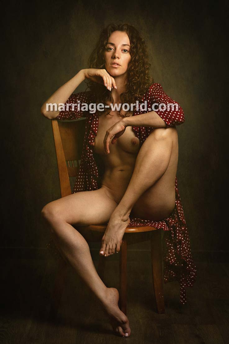 donna russa nuda con bei piedi